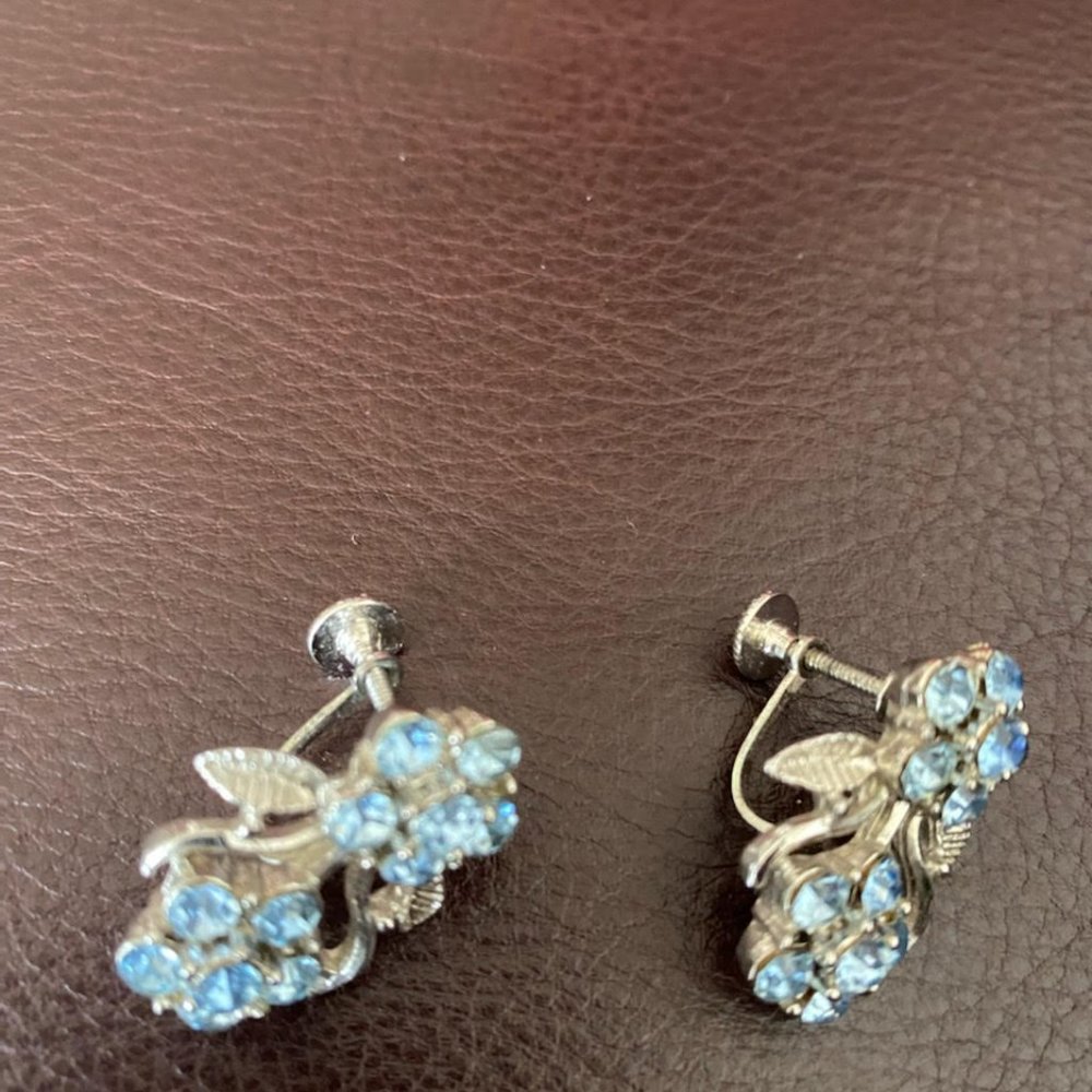 VINTAGE  SIGNED    CORO  RHINESTONE COSTUME  JEWELRY  EARRINGS.